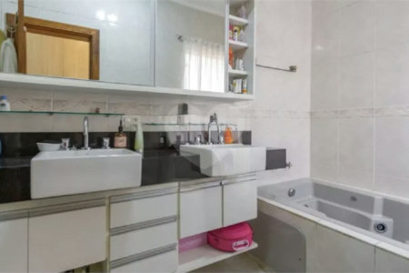 Sobrado à Venda e Locação no Campo Belo | 700 m² de Área Construída | 7 Dormitórios | 3 Suítes | 5 Vagas