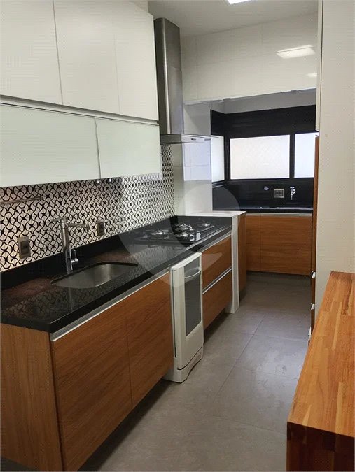 Linda cobertura Duplex om 3 dormitórios, sendo uma suíte com armários e ar condicionado e 2 vagas .