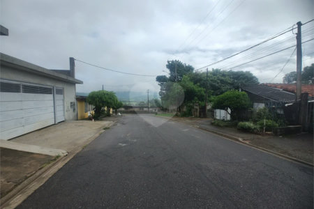 Casa à venda em Atibaia com edícula e outras construções nos fundos, ótimo para investidores, excelente localização
