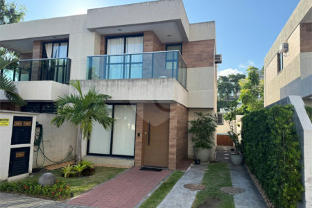 Seu novo lar espera por você no Contemporâneo Design Resort! Casa com 3 quartos (1 suíte + 2 suítes canadenses) todos com planejados