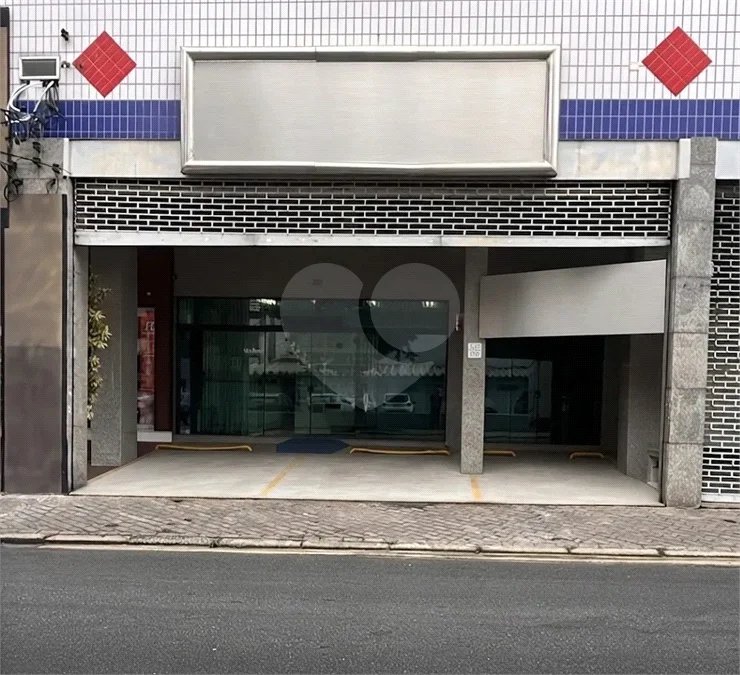 Imóvel comercial de 149 m² em Rudge Ramos, com pé-direito de 6 m, 3 vagas e localização estratégica. Excelente opção para investidores e negócios.
