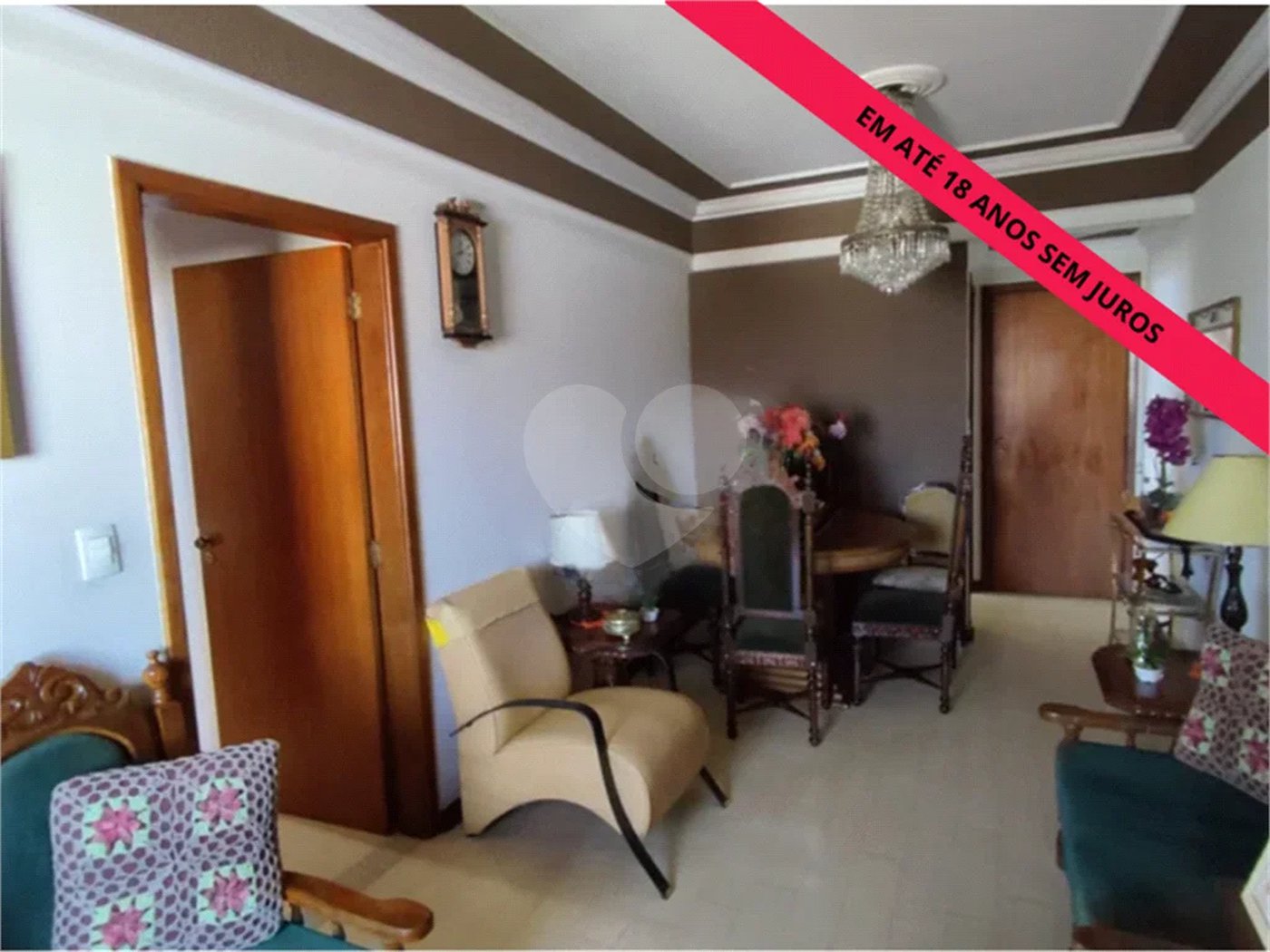 Vende-se apartamento de dois dormitórios no Edifício Marseille, no Centro de Piracicaba;