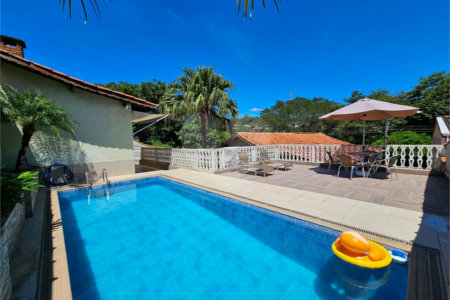 Casa térrea em Atibaia com 3 dormitórios (2 suítes), piscina, espaço gourmet, condomínio fechado