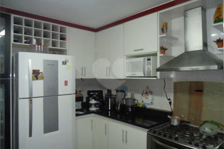 Sobrado com 4 quartos sendo 2 suítes.
