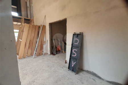 Casa em Construção com Área Gourmet e Piscina no Condomínio Damha II