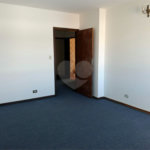 Casa com 4 dormitórios e 4 vagas.