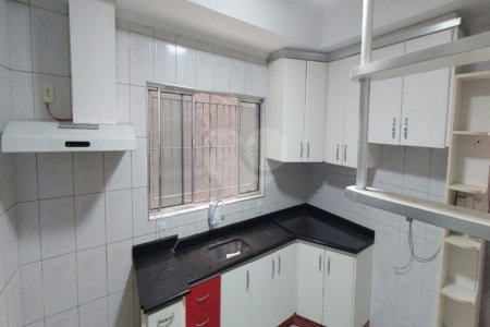 Casa Sobrado à venda de 4 dormitórios sendo 1 suíte e 2 vagas na Saúde