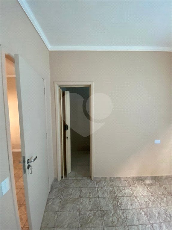 Casa Térrea com 3 dormitórios, sendo 2 suítes.