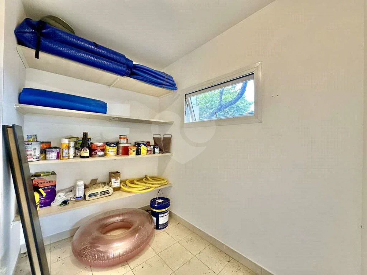 Casa em condomínio Impecável, 4 dorms / 2 suítes, varanda gourmet, piscina, 3 lareiras