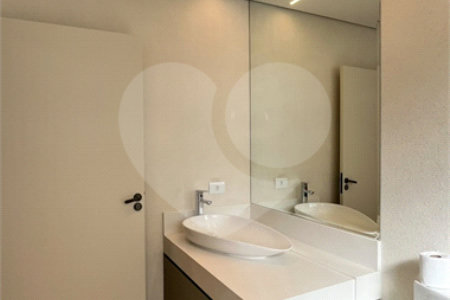 Apartamento com 69 metros todo reformado ao lado da Alameda Lucas em Atibaia.