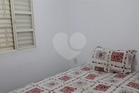 Casa térrea com 3 dormitórios, sendo 1 suíte.