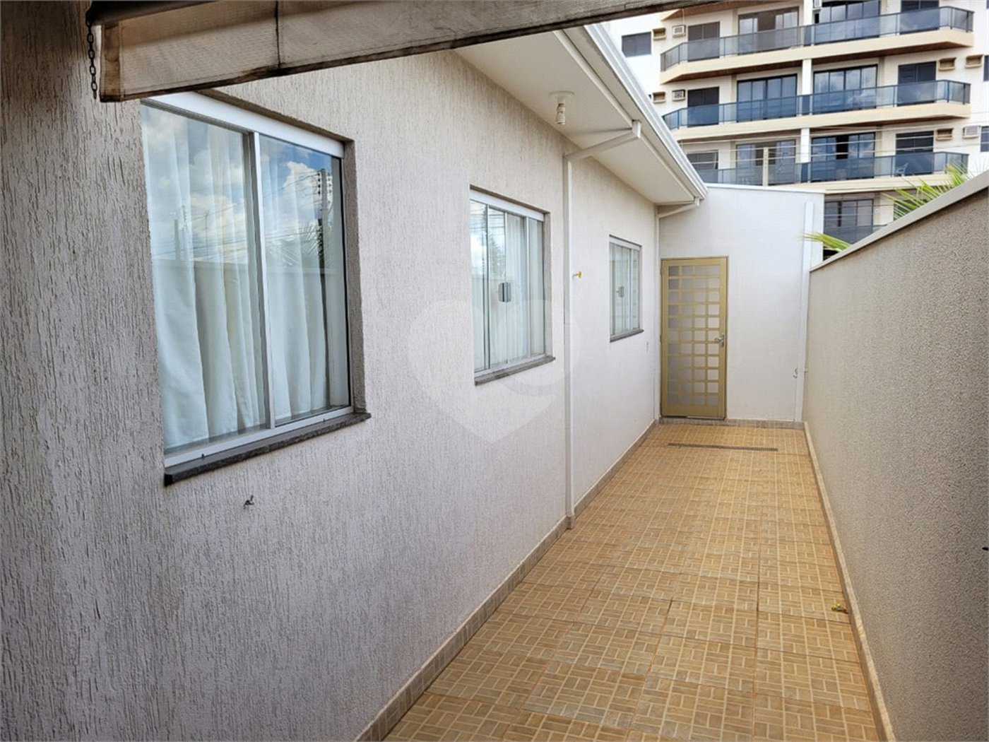 Casa térrea com 2 dormitórios, sendo 1 suíte.