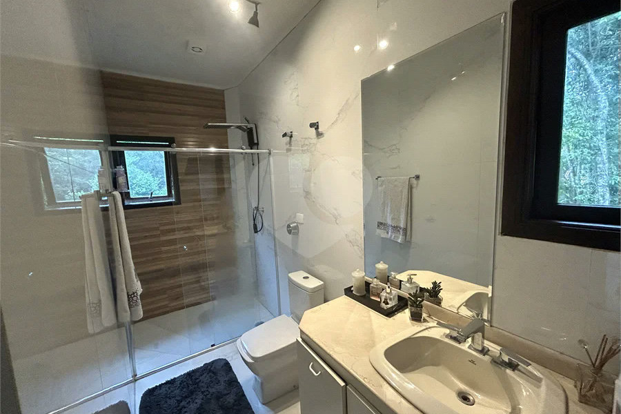 Casa em condomínio com 3 dormitórios, 01 suíte, garagem para 06 carros, área gourmet, piscina.