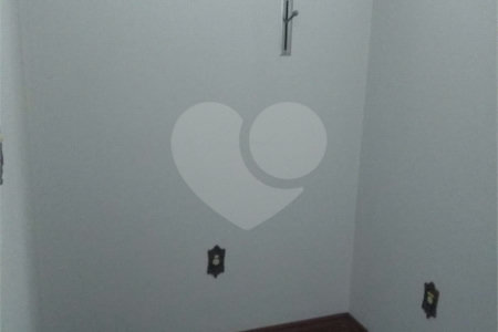 Sobrado com 4 dormitórios, sendo 1 suíte.