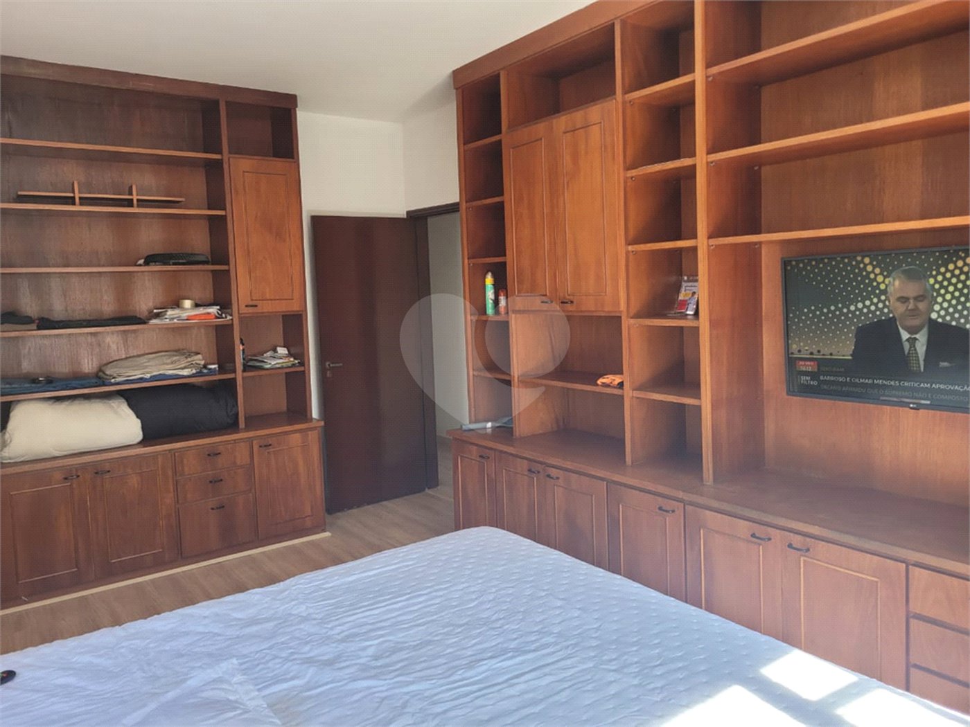 Sobrado com 14 metros de frente , na Região do Jardim Guapira , próximo ao Clube Guapira com 5 dormitórios, sendo 3 suíte com armários embutidos ,banheiro social, Sala para 2 ambientes, escritório com banheiro .cozinha ampla com armários, área de serviço ,dispensa, quintal com banheiro externo c