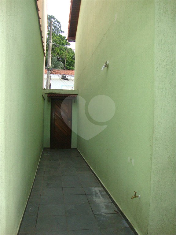 SOBRADO ALUGA-SE - EM RUA FECHADA