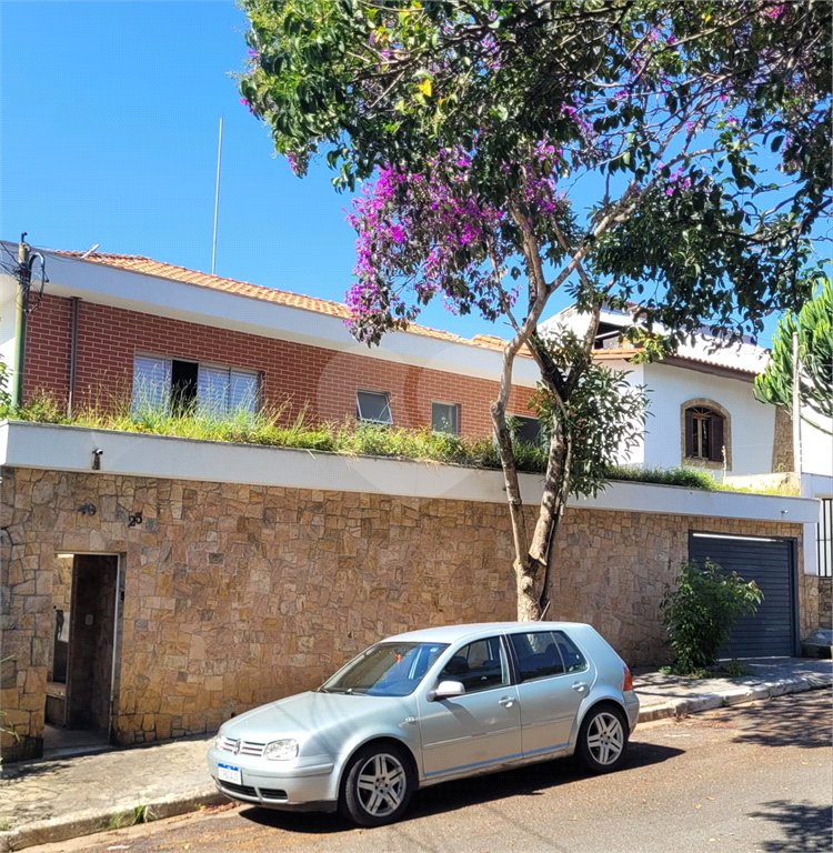 Sobrado com 14 metros de frente , na Região do Jardim Guapira , próximo ao Clube Guapira com 5 dormitórios, sendo 3 suíte com armários embutidos ,banheiro social, Sala para 2 ambientes, escritório com banheiro .cozinha ampla com armários, área de serviço ,dispensa, quintal com banheiro externo c