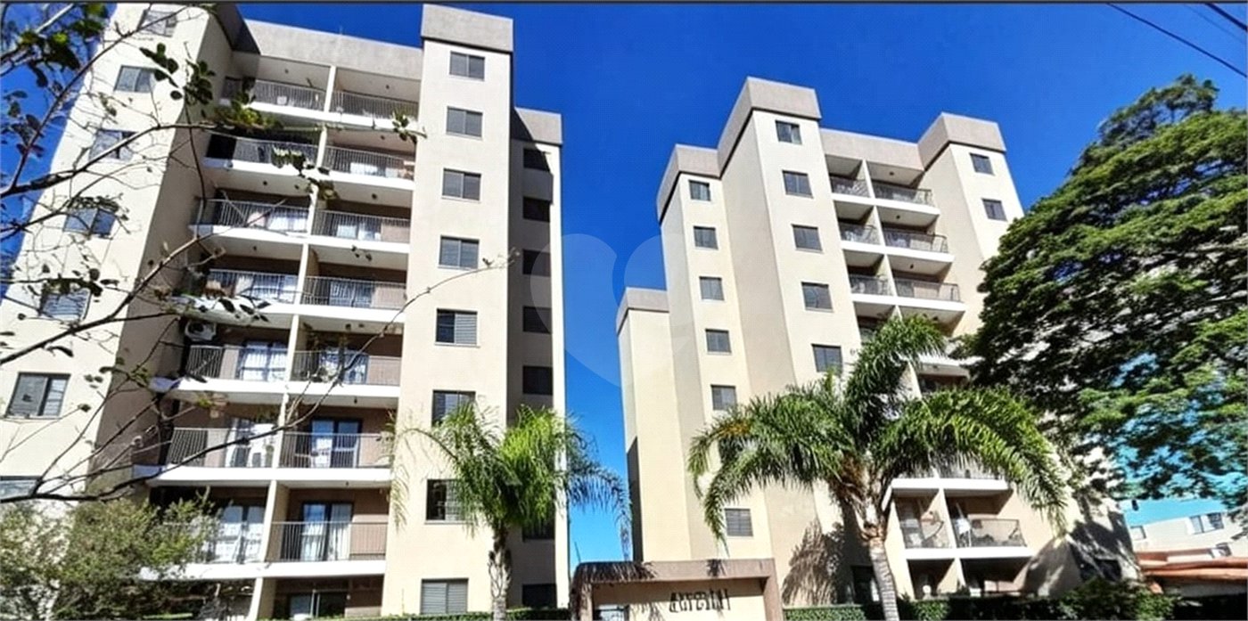 Apartamento á venda no centro com dois dormitórios e sacada.