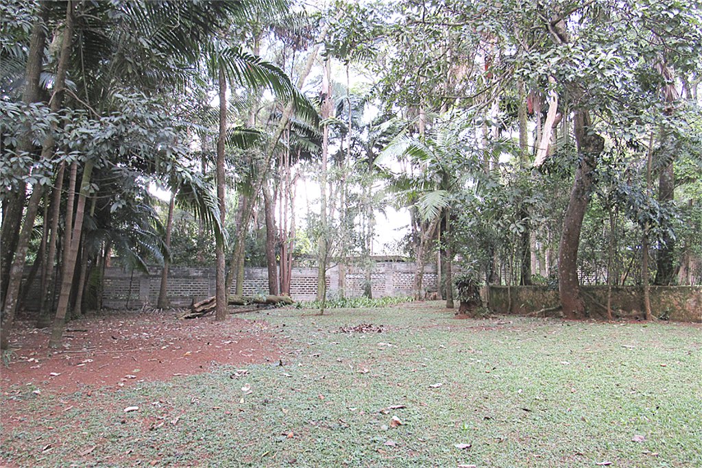 Casa à venda com 4 quartos, sendo 2 suítes,  no condomínio Chácara Flora, São Paulo - SP