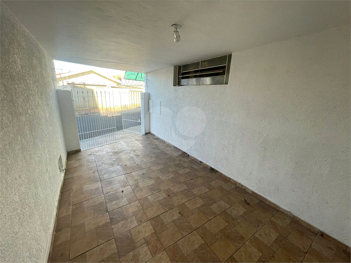 Casa térrea e salão comercial a venda no Jardim Bandeirantes.