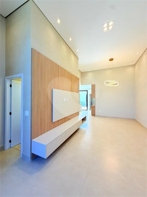 Casa térrea com 3 suítes no Condomínio Residencial Viena em Indaiatuba-SP - Acabamento de alto padrão - R$ 1.690.000,00 - AT 250 m² - AC 158 m² - 3 suítes,, sendo 1 suíte master com closet - Sala para dois ambientes (estar e jantar) - Cozinha planejada com ilha cooktop, forno elétrico e micro-ondas,