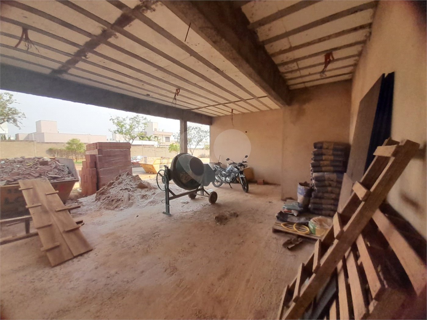 Casa em Construção com Área Gourmet e Piscina no Condomínio Damha II