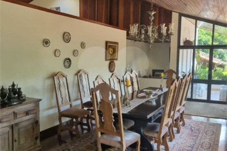 Casa à venda, 742 m², com piscina, 5 suítes, em Embu das Artes