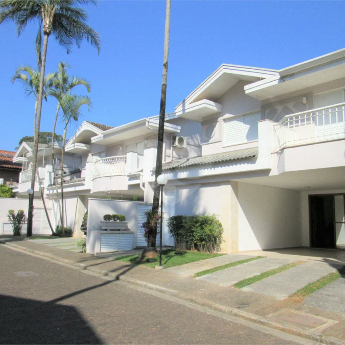 Casa à venda ou para alugar com 4 suítes no condomínio Ville de Marseille, São Paulo - SP