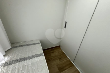 Apartamento com dois dormitórios, sem vaga de garagem, 2 minutos da estação Republica