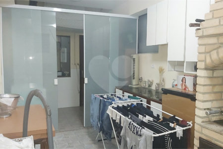 Sobrado com 224m² , 3 dormitórios , sendo 2 suítes , 3 vagas de garagem , 7 banheiros , à venda na Vila Scarpelli em Santo André.