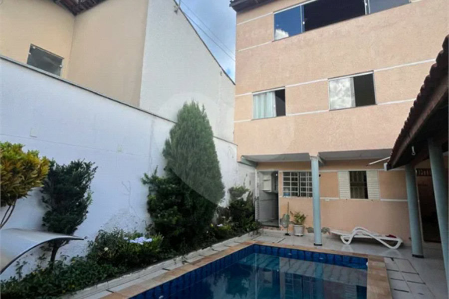 Casa ampla no bairro Terra Rica com 3 pavimentos e excelente estrutura.
