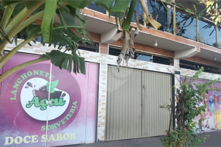 Sobrado 3 quartos e área comercial em baixo.