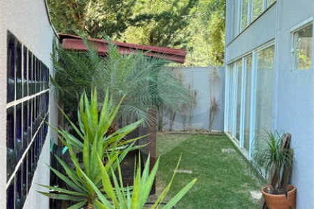Sobrado belíssimo com piscina no Village Damha