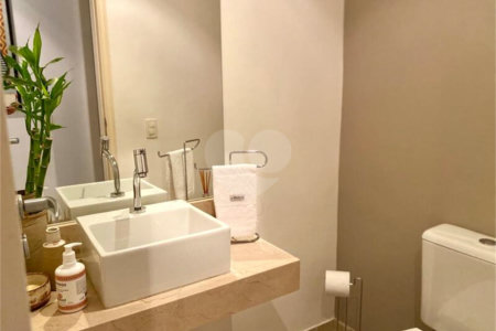 Apartamento de 03 dormitórios sendo 1 suíte e 02 vagas de garagem.