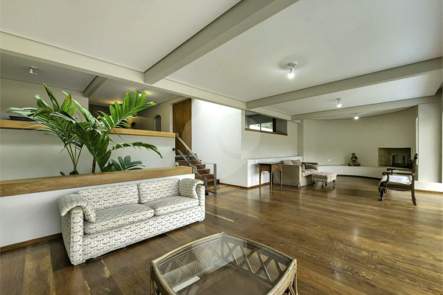 CASA EM RUA FECHADA NA REGIÃO DO MORUMBI / REGIÃO DO CLUBE PAINEIRAS