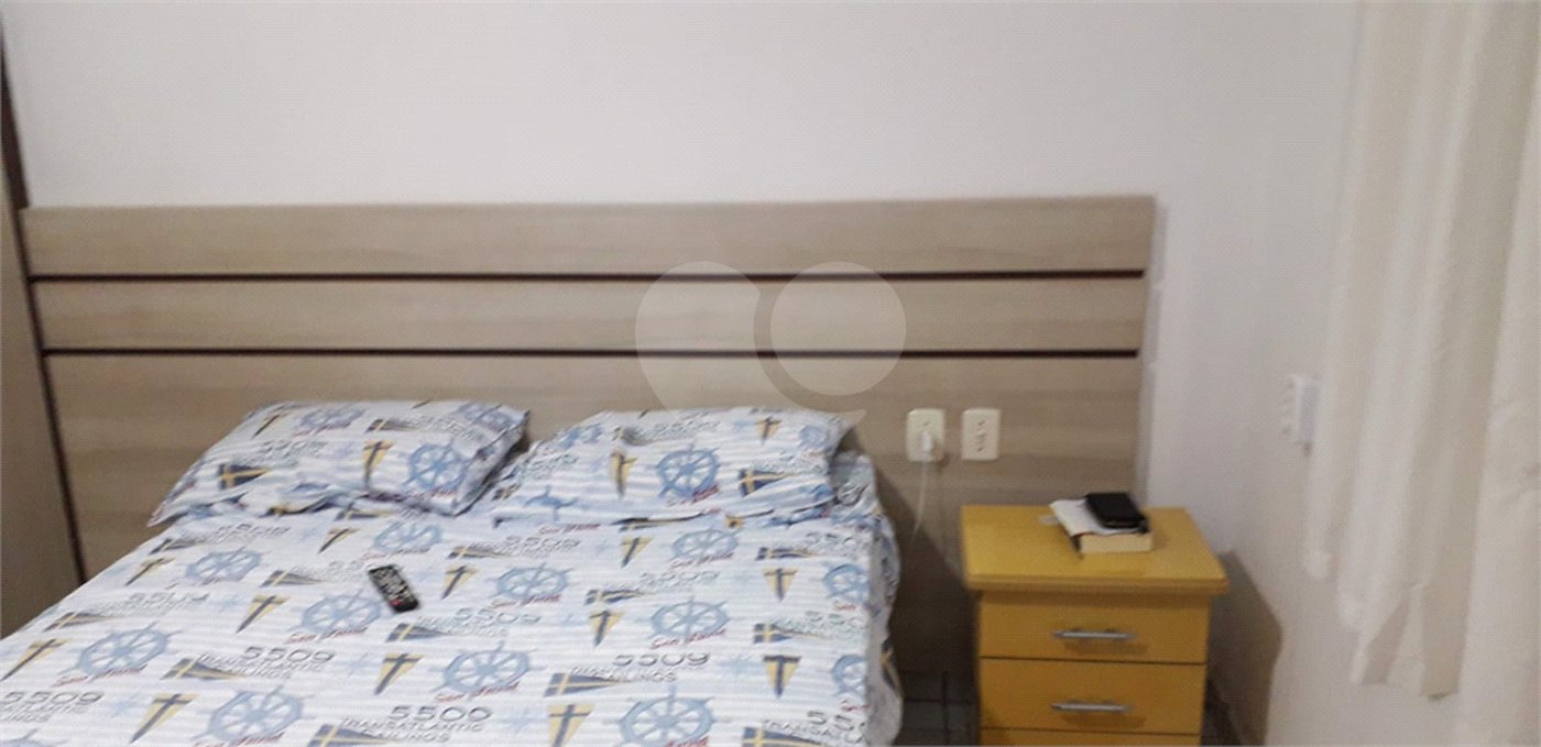 Casa térrea com 3 dormitórios, sendo 1 suíte.