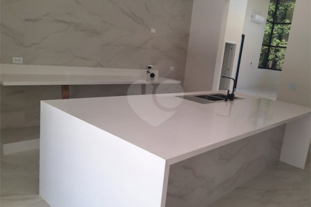 Casa a venda com 04 suítes área gourmet e 6 vagas para autos em condominio fechado Atibaia