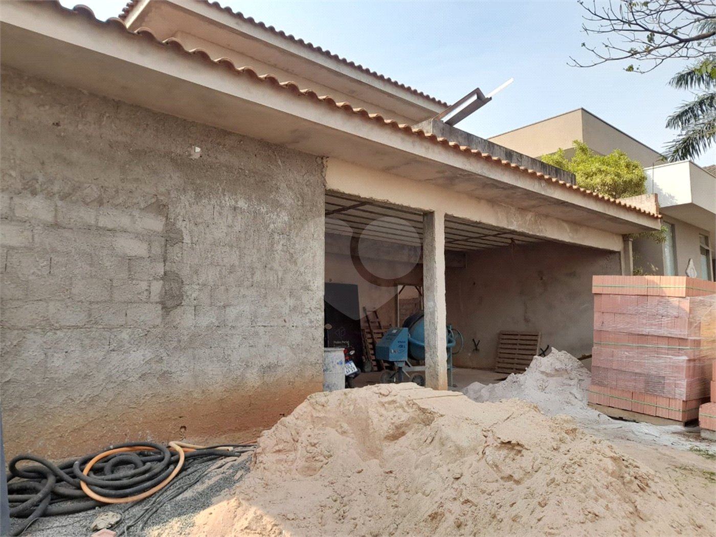 Casa em Construção com Área Gourmet e Piscina no Condomínio Damha II