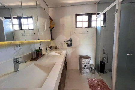 Chácara com excelente infraestrutura, contendo casa com 8 dormitórios, 900 m² de área construída, área total de 3000m², piscina adulto e infantil, churrasqueira, quadra gramada de futebol - Rio Acima - Atibaia/SP 900 m² Área construída 3.000 m² Área do terreno