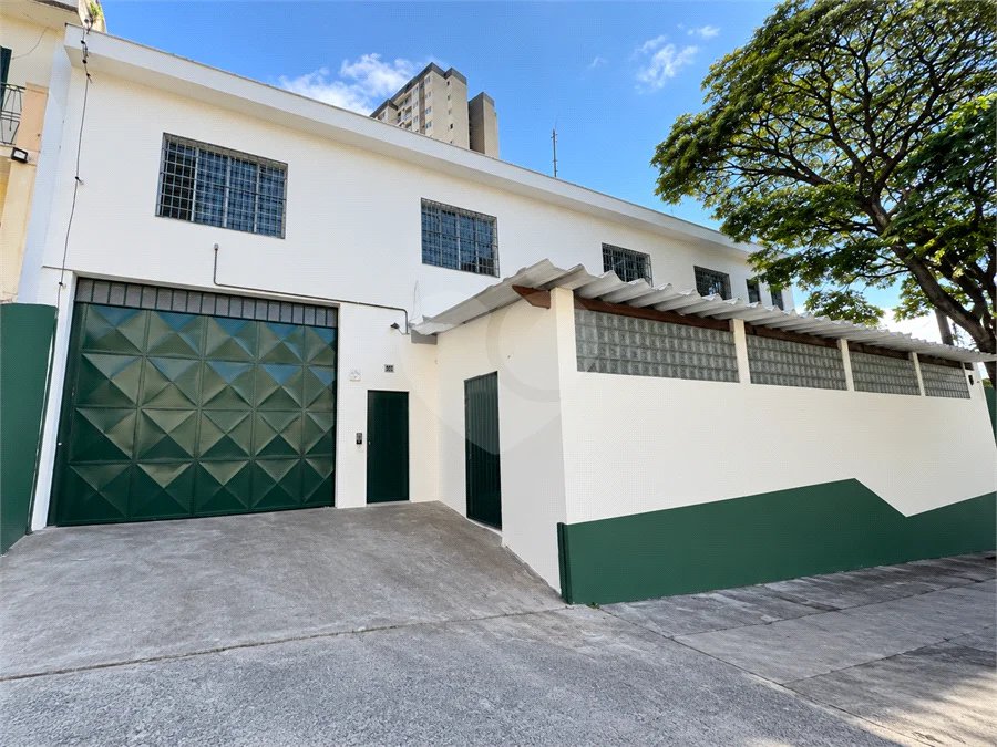 Galpão comercial/industrial com 627 m² no Bairro Planalto, em São Bernardo do Campo, próximo à Via Anchieta, com piso fabril, escritórios e mezanino.