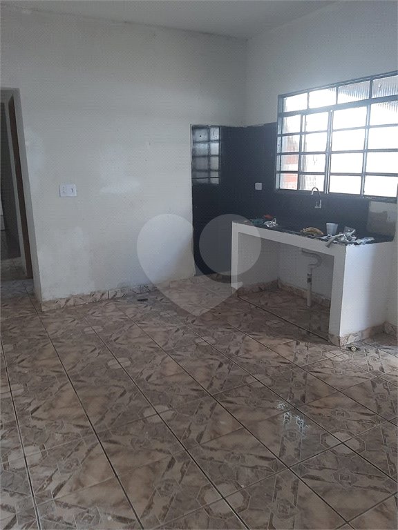 Casa térrea com 2 dormitórios.