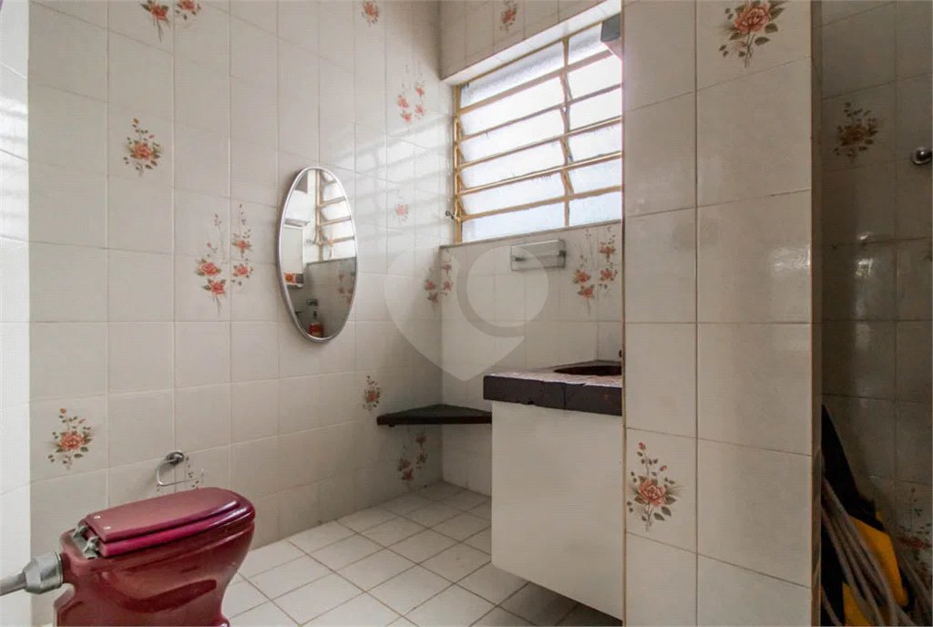 Casa à venda em Moema de 280m² com 4 dormitórios, sendo 1 suíte e 2 vagas de garagem.