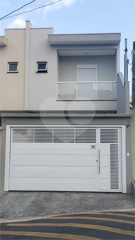 Sobrado novo com 3 suítes, 4 vagas, espaço gourmet com churrasqueira, jardim de inverno e acabamento premium. Conforto, modernidade e sofisticação.