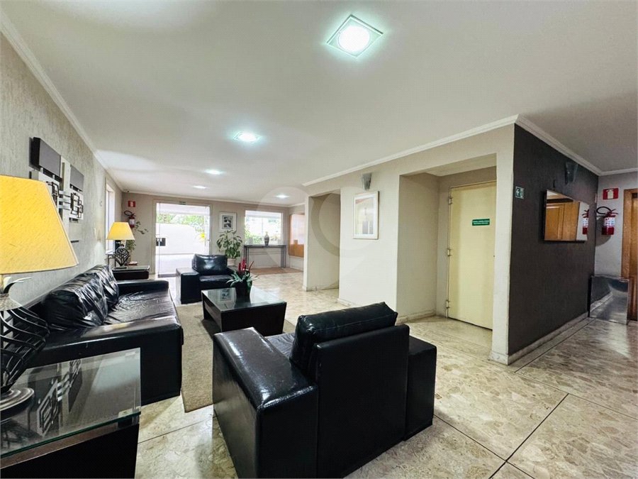 Vende-se Apartamento de 2 Quartos com Sacada na Vila Mascote
