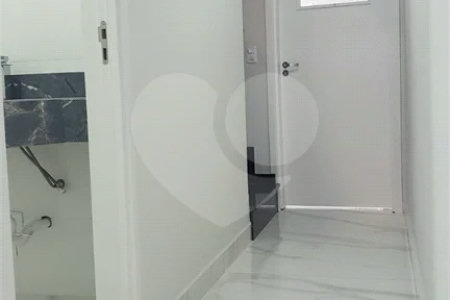 Sobrado novo com 3 suítes, 4 vagas, espaço gourmet com churrasqueira, jardim de inverno e acabamento premium. Conforto, modernidade e sofisticação.