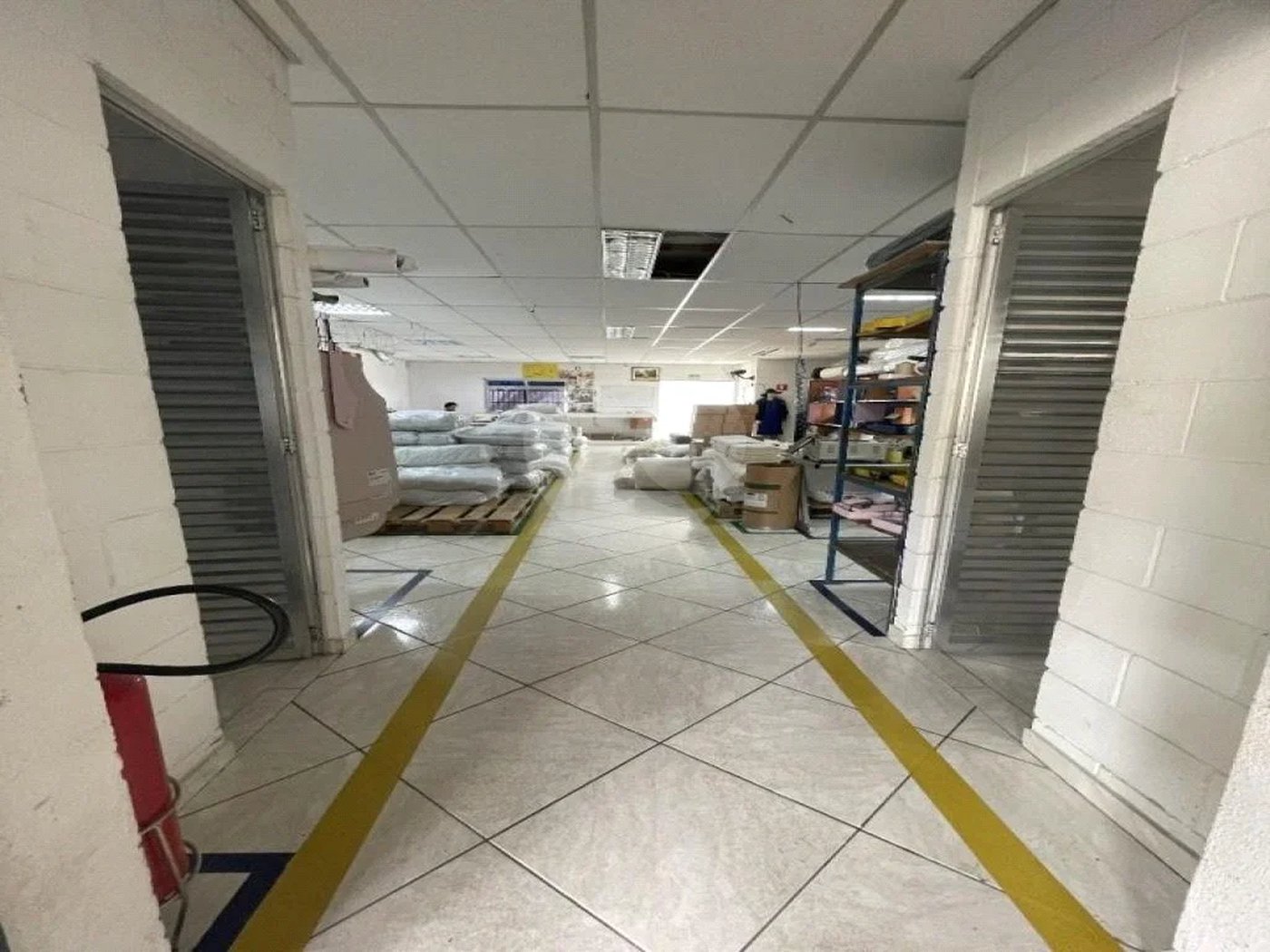 Galpão de 680 M² a 01 km da Rodovia Anchieta.