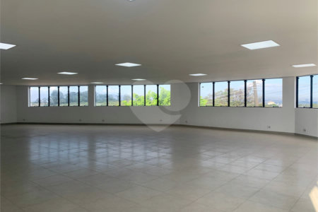 PRÉDIO / GALPÃO COMERCIAL À VENDA OU LOCAÇÃO Jardim Arapongas • Guarulhos/SP