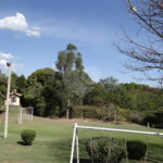 Indaiatuba- Jardins dos Laranjais - Chácara dentro do Vale das Laranjeiras, segundo portão: Jardim dos Laranjais. 3 quartos, 1 banheiro social, 1 sala espaçosa de TV, 1 sala de jantar, cozinha, 1 varanda fechada com portas Blindex. Quiosque, piscina, capela com bancos e altar,