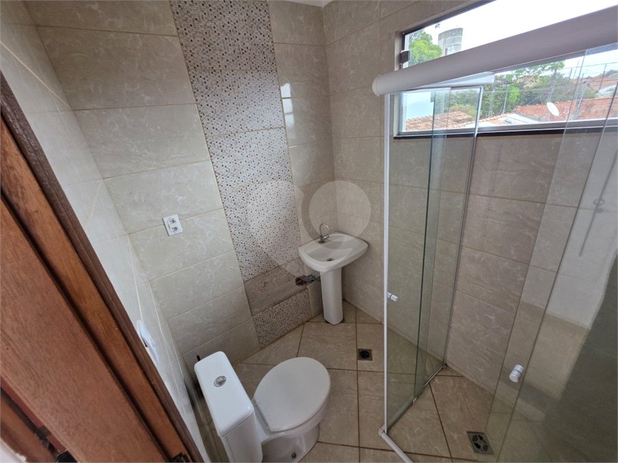 Casa térrea à venda no Douradinho com 2 quartos e edícula com mais dois quartos e 2 banheiros.