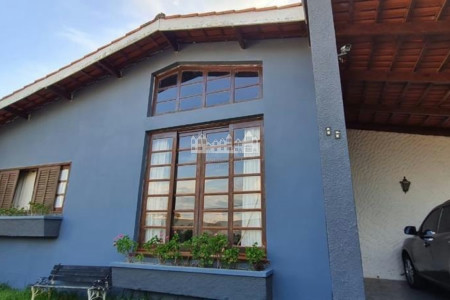 Casa à venda com 3 quartos, sendo 1 suíte, em Vila Santista, Atibaia, SP